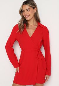Born2be - Czerwona Sukienka Kopertowa z Cienkim Sznureczkiem w Talii Perlea. Okazja: na co dzień. Kolor: czerwony. Materiał: skóra. Typ sukienki: kopertowe. Styl: klasyczny, casual #6