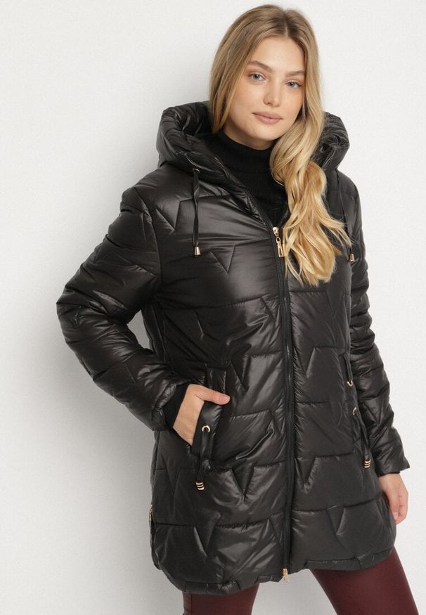 Born2be - Czarna Pikowana Kurtka o Prostym Kroju z Kapturem Nalarea. Okazja: na co dzień. Typ kołnierza: kaptur. Kolekcja: plus size. Kolor: czarny. Materiał: poliester, dzianina, jeans. Styl: casual, elegancki, klasyczny