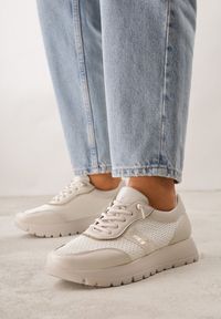 Renee - Beżowe Sneakersy na Platformie z Wkładką ze Skóry Naturalnej i Napisam Haidena. Okazja: na co dzień. Zapięcie: sznurówki. Kolor: beżowy. Materiał: skóra. Wzór: napisy. Obcas: na platformie #5