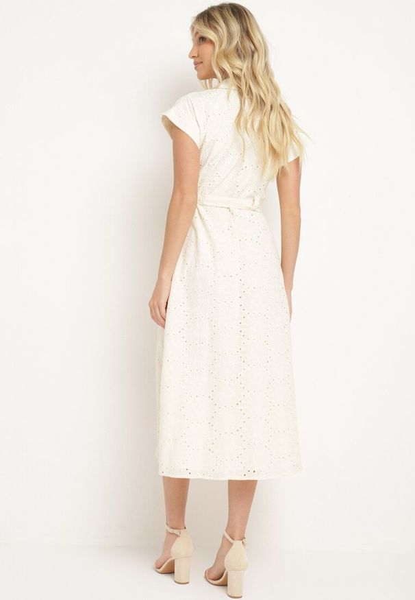 Born2be - Beżowa Bawełniana Ażurowa Sukienka na Guziki o Koszulowym Kroju Wiązana Paskiem Grosofia. Okazja: na co dzień. Kolor: beżowy. Materiał: bawełna. Wzór: ażurowy. Sezon: lato. Typ sukienki: koszulowe. Styl: klasyczny, casual, elegancki