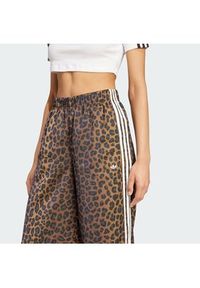 Adidas - adidas Spodnie dresowe Satin KA2666 Brązowy Wide Leg. Kolor: brązowy. Materiał: syntetyk #2