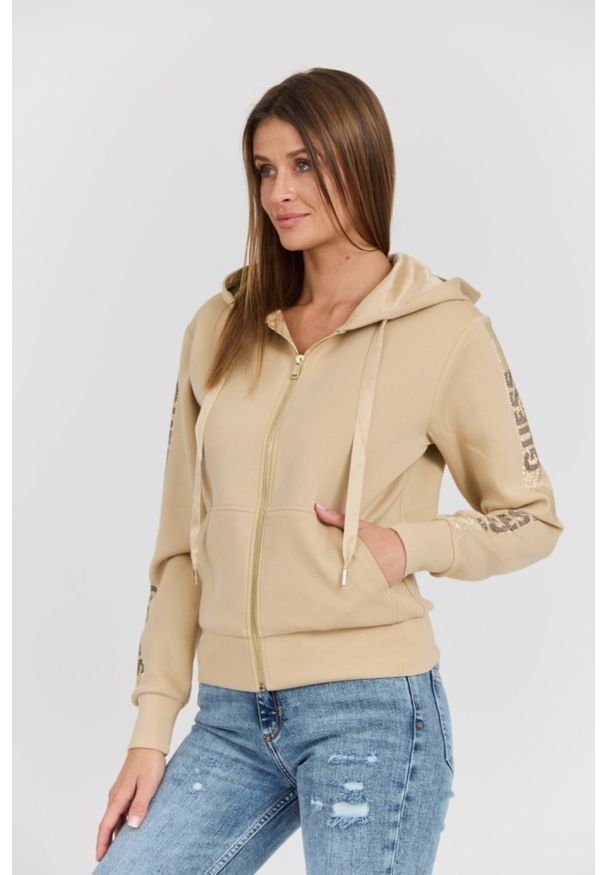Guess - GUESS Beżowa damska bluza Hood Studs Logo. Kolor: beżowy. Materiał: wiskoza, materiał, poliester, elastan. Długość rękawa: długi rękaw. Długość: długie