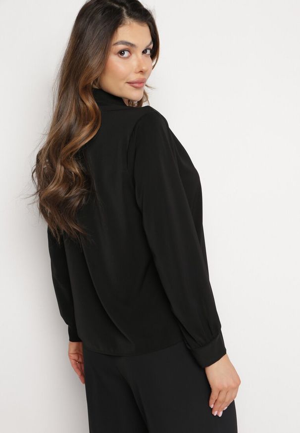 Born2be - Czarna Bluzka z Krawatem i Ozdobną Perłą Jonista. Kolor: czarny. Styl: elegancki