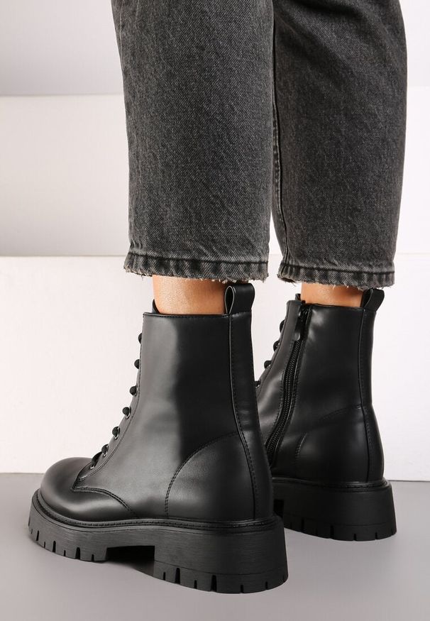 Born2be - Czarne Botki Lekko Ocieplane w Typie Workerów Belonise. Okazja: na co dzień. Zapięcie: sznurówki. Kolor: czarny. Materiał: jeans. Obcas: na obcasie. Styl: elegancki, casual. Wysokość obcasa: średni