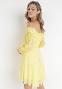Born2be - Żółta Sukienka Mini ze Sznurowaniem Ozdobiona Koronką Olymetina. Kolor: żółty. Materiał: koronka. Wzór: aplikacja, koronka. Długość: mini #4