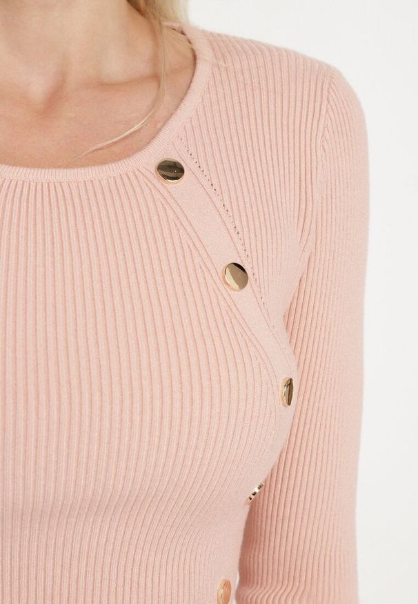 Born2be - Ciemnoróżowy Sweter Ozdobiony Metalowymi Napami Corettina. Okazja: na co dzień. Kolor: różowy. Materiał: jeans. Wzór: aplikacja. Styl: wizytowy, casual
