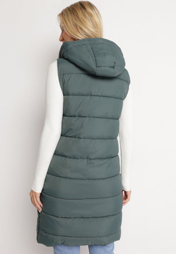 Born2be - Zielona Długa Pikowana Kamizelka Zapinana na Napy i Suwak Ishtar. Kolor: zielony. Długość: długie