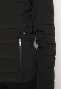 Born2be - Czarna Pikowana Kurtka o Taliowanym Kroju z Kapturem i Futerkiem Saginia. Okazja: na co dzień. Typ kołnierza: kaptur. Kolor: czarny. Materiał: futro. Długość rękawa: długi rękaw. Długość: długie. Styl: casual, elegancki #6