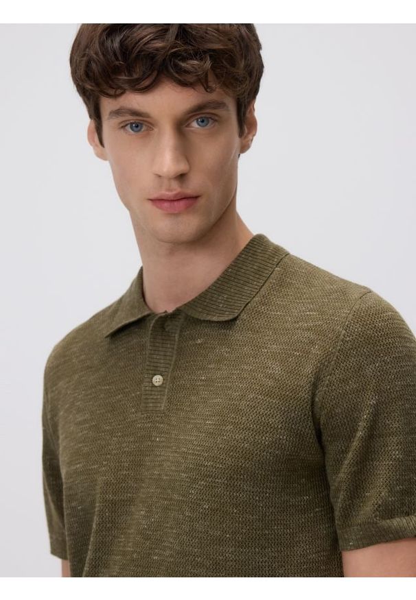 Reserved - Strukturalny sweter polo - zielony. Typ kołnierza: polo. Kolor: zielony. Materiał: bawełna, dzianina