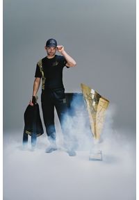 4f - 4F T-shirt regular z nadrukiem uniseks 4F x Bartosz Zmarzlik - czarna S. Okazja: na co dzień. Kolor: czarny. Materiał: materiał, bawełna. Wzór: nadruk. Styl: casual, klasyczny, sportowy #1