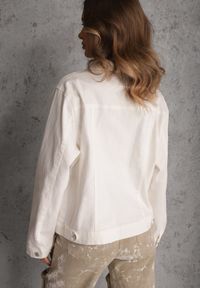 Renee - Biała Jeansowa Kurtka z Bawełny Perilopei. Okazja: na co dzień. Kolekcja: plus size. Kolor: biały. Materiał: bawełna, jeans. Styl: casual #4