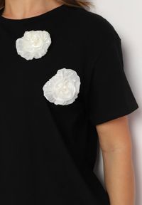 Born2be - Czarny T-shirt z Bawełny z Aplikacją 3D w Kształcie Kwiatu Risandra. Okazja: na co dzień. Typ kołnierza: dekolt w kształcie V. Kolor: czarny. Materiał: bawełna. Wzór: aplikacja, kwiaty. Styl: casual, klasyczny #3