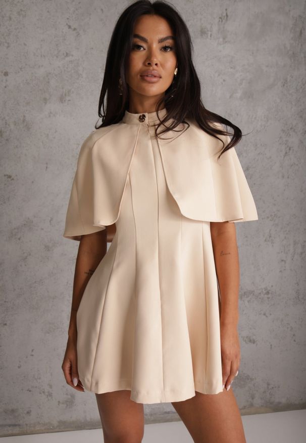 Renee - Beżowa Taliowana Sukienka w Eleganckim Stylu z Narzutką Typu Pelerynka Agatea. Kolor: beżowy. Styl: elegancki
