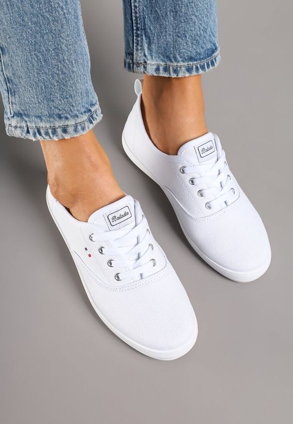 Renee - Białe Basicowe Tenisówki Vices Hallriva. Okazja: na co dzień. Kolor: biały. Materiał: jeans. Styl: casual
