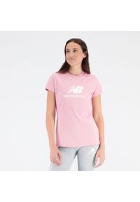 Koszulka damska New Balance WT31546HAO – różowa. Kolor: różowy. Materiał: poliester, materiał, bawełna. Długość rękawa: krótki rękaw. Długość: krótkie. Wzór: napisy, nadruk