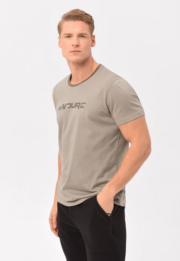 Volcano - T-shirt w sportowym stylu T-ENDE. Materiał: skóra, włókno, dresówka, bawełna, materiał. Długość rękawa: krótki rękaw. Długość: krótkie. Wzór: napisy, gładki, nadruk. Sezon: lato, zima. Styl: sportowy
