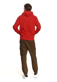 TOP SECRET - Bluza kangurka w czerwonym kolorze. Okazja: na co dzień. Kolor: czerwony. Materiał: dzianina. Długość rękawa: długi rękaw. Długość: długie. Sezon: zima, jesień. Styl: casual, klasyczny