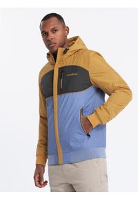 Ombre Clothing - Lekka kolorowa męska kurtka sportowa z polarem – niebiesko-musztardowa V8 - Rozmiar: XL. Typ kołnierza: kołnierzyk stójkowy. Kolor: niebieski. Materiał: polar. Wzór: kolorowy. Styl: sportowy