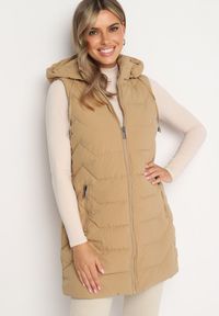 Born2be - Jasnobeżowa Pikowana Kamizelka z Odpinanym Kapturem na Suwak Wykończona Sznurkami Zeneria. Okazja: na co dzień. Kolor: beżowy. Styl: casual, elegancki #3