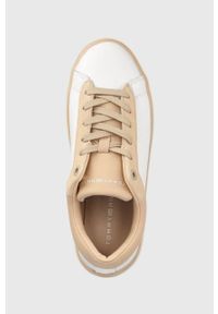 TOMMY HILFIGER - Tommy Hilfiger sneakersy skórzane kolor beżowy. Nosek buta: okrągły. Zapięcie: sznurówki. Kolor: beżowy. Materiał: skóra #2