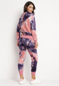 Born2be - Różowo-Fioletowy Ocieplony Komplet Sportowy z Bluzą i Spodniami Tie-Dye Rekolla. Kolor: różowy. Materiał: tkanina