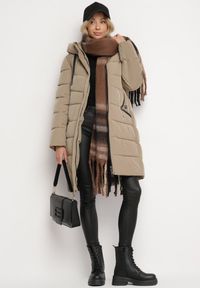 Born2be - Beżowa Pikowana Kurtka z Kapturem i Wysokim Kołnierzem Avalentura. Okazja: na co dzień, na spacer. Typ kołnierza: kaptur. Kolor: beżowy. Materiał: jeans. Sezon: zima. Styl: klasyczny, casual #7