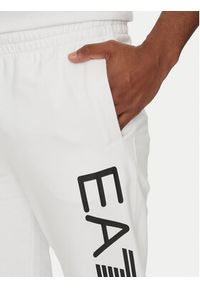 EA7 Emporio Armani Spodnie dresowe 7M000571 AF13512 M0003 Biały Regular Fit. Kolor: biały. Materiał: bawełna