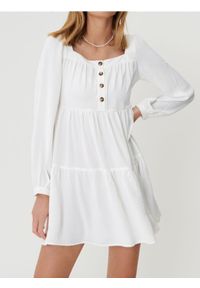 Sinsay - Rozkloszowana sukienka mini z dekoltem karo i guzikami z przodu - kremowy. Typ kołnierza: dekolt w karo. Kolor: kremowy. Długość: mini #1
