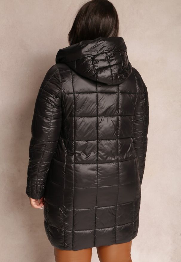 Renee - Czarna Kurtka Pikowana Długa z Kontrastowymi Lampasami Physa. Okazja: na co dzień. Kolor: czarny. Długość: długie. Styl: elegancki, casual
