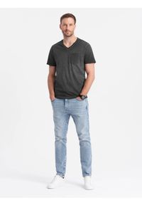 Ombre Clothing - Męski t-shirt V-neck o pręgowanej strukturze z kieszonką – czarny V6 OM-TSCT-22SS-002 - XL. Okazja: na co dzień. Kolor: czarny. Materiał: bawełna, materiał. Wzór: aplikacja, melanż. Styl: klasyczny, elegancki, vintage, casual #5