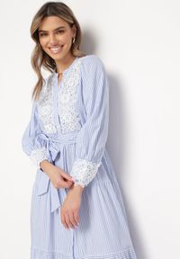 Born2be - Jasnoniebieska Bawełniana Sukienka Taliowana z Koronką w Stylu Rustykalnym Blekotta. Kolor: niebieski. Materiał: koronka, bawełna. Wzór: koronka. Sezon: wiosna, lato #6