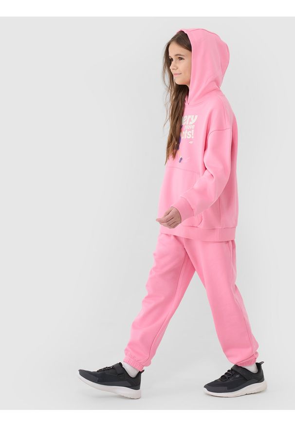 4f - 4F Bluza dresowa nierozpinana z kapturem dziewczęca - różowa 164 (13-14 lat). Okazja: na co dzień. Typ kołnierza: kaptur. Kolor: różowy. Materiał: dresówka. Wzór: napisy, gładki, ze splotem, nadruk. Sezon: lato. Styl: casual, sportowy