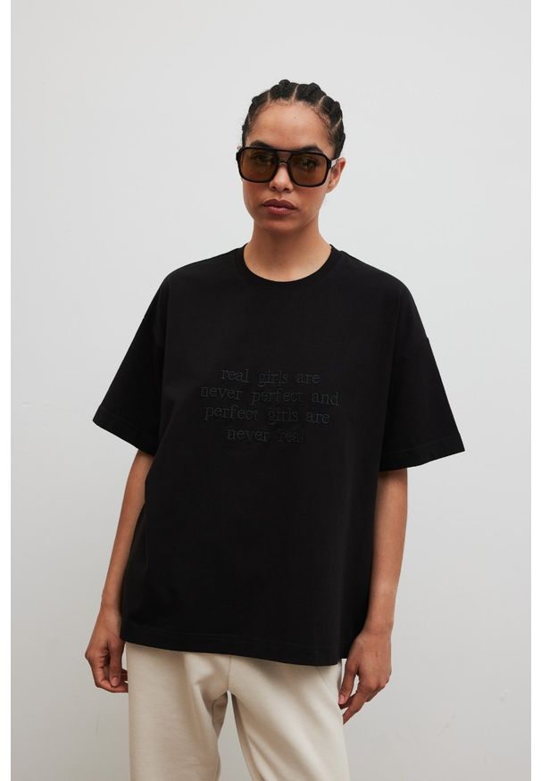 Marsala - T-shirt typu oversize z HAFTEM w kolorze BLACK - VERITE-M/L. Materiał: dzianina, bawełna, elastan. Wzór: haft. Styl: klasyczny, elegancki