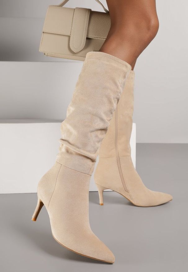 Renee - Beżowe Marszczone Kozaki z Imitacji Zamszu na Obcasie Typu Szpilka Rilavira. Okazja: na co dzień. Kolor: beżowy. Materiał: zamsz. Obcas: na obcasie. Styl: casual, elegancki. Wysokość obcasa: średni