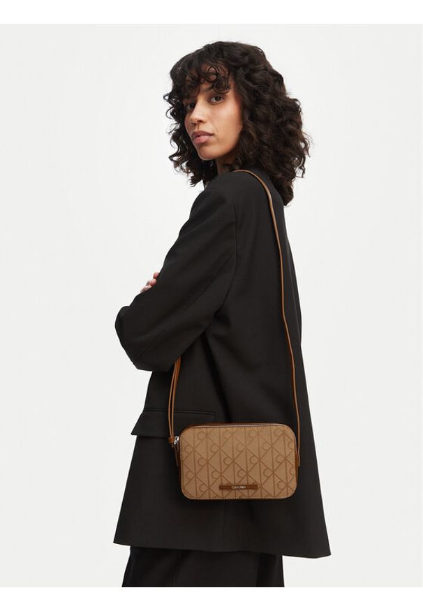 Calvin Klein Torebka Emblem Aop Jacquard Camera Bag LV04F3533G Brązowy. Kolor: brązowy