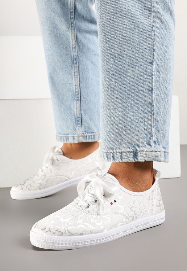 Born2be - Białe Tenisówki w Kwiatowy Wzór Telanilisa. Okazja: na co dzień. Kolor: biały. Materiał: jeans. Wzór: kwiaty. Styl: casual, klasyczny, sportowy