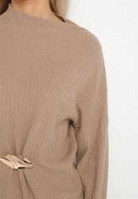 Born2be - Beżowa Sweterkowa Sukienka z Wiskozą i Broszką Tinarrea. Okazja: do pracy, na spacer. Kolor: beżowy. Materiał: wiskoza. Wzór: aplikacja. Typ sukienki: sportowe. Styl: klasyczny, sportowy #6