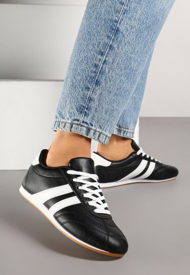 Renee - Czarne Sneakersy Typu Tenisówki z Paseczkami Liantina. Okazja: na co dzień. Zapięcie: pasek. Kolor: czarny. Materiał: jeans. Szerokość cholewki: normalna. Wzór: paski