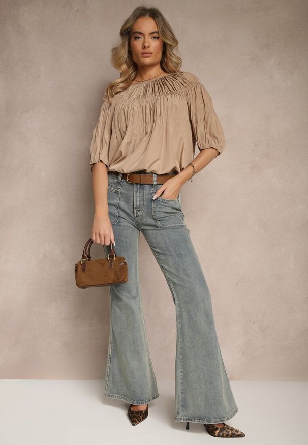 Renee - Jasnobrązowa Bluzka z Wiskozą o Fasonie Oversize z Gumkami w Ramionach Alirona. Okazja: na spacer. Kolor: brązowy. Materiał: wiskoza. Styl: elegancki, klasyczny
