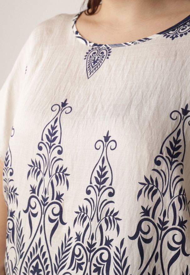 Born2be - Granatowa Wiskozowa Bluzka z Etnicznym Wzorem Melloshell. Okazja: na co dzień. Kolor: niebieski. Materiał: wiskoza. Styl: elegancki, casual