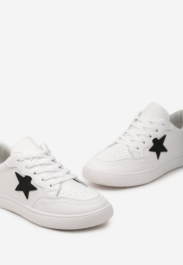 Born2be - Białe Sneakersy z Naszywką w Kształcie Gwiazdki Desdema. Kolor: biały. Szerokość cholewki: normalna. Wzór: aplikacja
