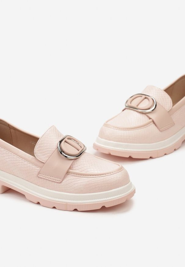 Renee - Różowe Mokasyny z Metaliczną Aplikacją i Delikatnym Printem Unica. Okazja: na co dzień. Nosek buta: okrągły. Kolor: różowy. Wzór: nadruk, aplikacja. Obcas: na obcasie. Styl: casual, elegancki, klasyczny. Wysokość obcasa: niski