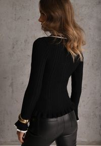 Renee - Czarny Sweter Retro z Wiskozą Zdobiony Kołnierzykiem Falbankami i Guzikami Sirrise. Typ kołnierza: kołnierz z falbankami. Kolor: czarny. Materiał: wiskoza. Długość rękawa: długi rękaw. Długość: długie. Wzór: aplikacja. Styl: retro #3