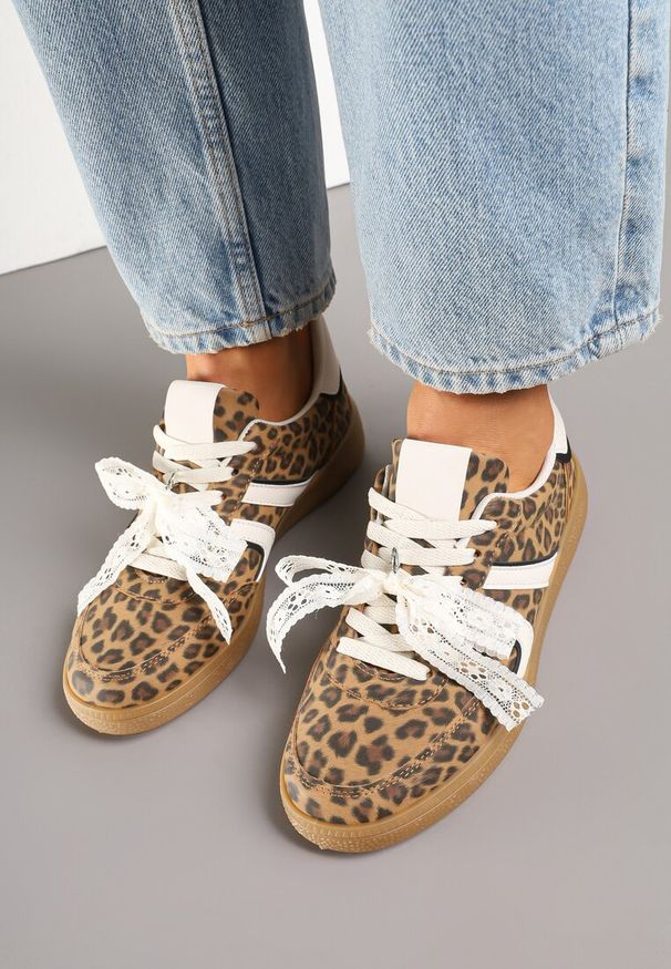 Renee - Panterkowe Sneakersy Typu Kultowe Tenisówki z Ozdobną Odpinaną Kokardą Korilinda. Okazja: na co dzień, na imprezę. Materiał: jeans
