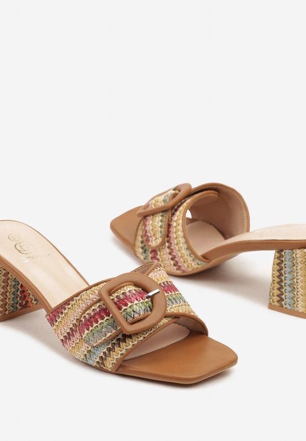 Renee - Brązowe Klapki z Plecionką i Klamerką na Słupkowym Obcasie Lisellea. Okazja: na co dzień. Kolor: brązowy. Materiał: jeans. Sezon: wiosna. Obcas: na obcasie. Styl: elegancki, casual. Wysokość obcasa: średni
