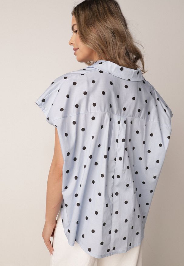 Born2be - Niebieska Bluzka o Fasonie Oversize w Kropki z Bawełny Pireia. Okazja: na co dzień, do pracy. Kolor: niebieski. Materiał: bawełna. Długość: długie. Wzór: kropki. Styl: casual