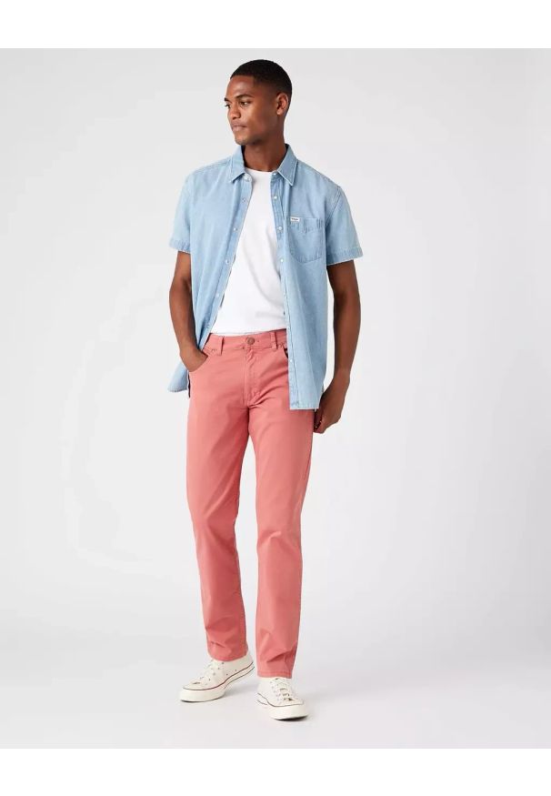 Wrangler - WRANGLER GREENSBORO MĘSKIE SPODNIE MATERIAŁOWE FADED ROSE W15QY6XAP 112145839. Materiał: materiał