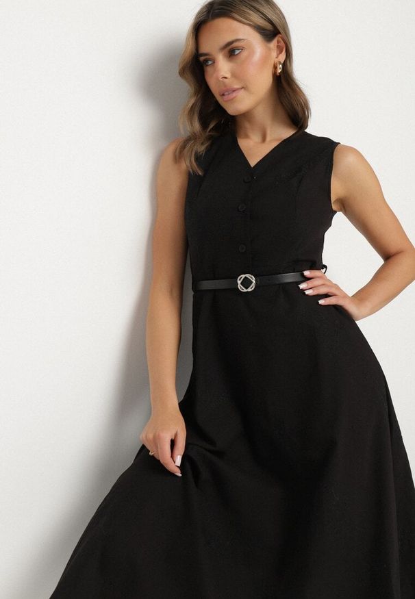 Born2be - Czarna Koszulowa Sukienka z Wiskozy z Bawełną Ozdobiona Paskiem Rivebia. Okazja: na co dzień. Kolor: czarny. Materiał: wiskoza, bawełna. Wzór: aplikacja. Typ sukienki: koszulowe. Styl: elegancki, casual