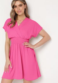Born2be - Różowa Sukienka z Kopertowym Dekoltem Rozkloszowana Alarvea. Kolor: różowy. Długość rękawa: krótki rękaw. Wzór: kolorowy. Typ sukienki: kopertowe #1
