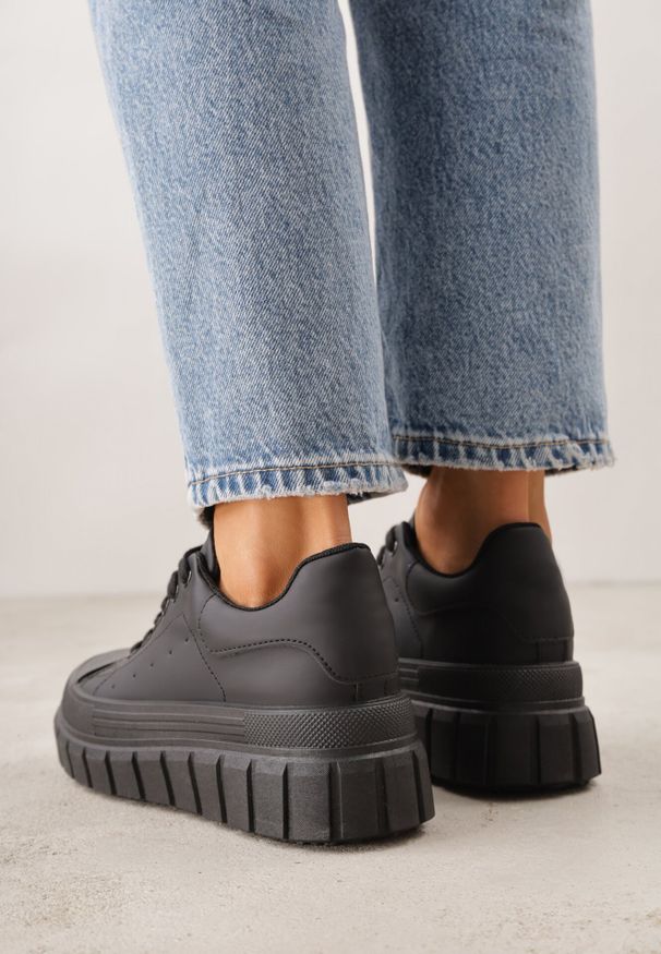 Born2be - Czarne Sneakersy VICES na Grubej Tłoczonej Podeszwie z Perforacją Diomerine. Okazja: na co dzień. Kolor: czarny. Materiał: dzianina, dresówka